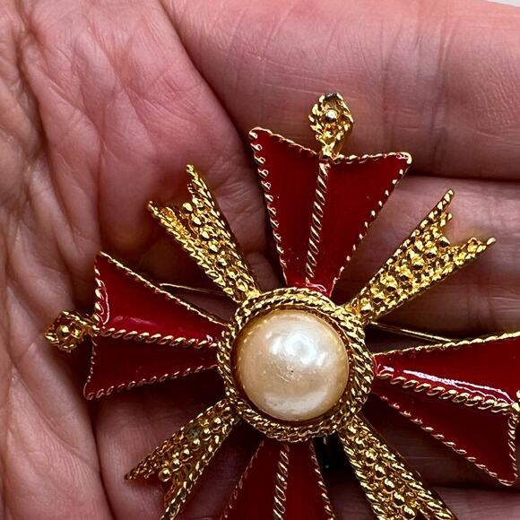 St JOHN Vintage Maltese CROSS Crest BROOCH Pin Red Enamel Faux Pearl Cab Jewelry - Picture 3 of 7